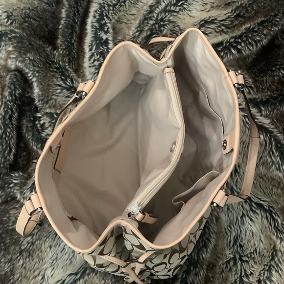 Coach Signature Triple Compartment Shoulder Bag & Charm - Picture 6 of 15